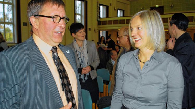 Viele Gespräche gab es gestern in den Tagungspausen, wie hier zwischen Susanne Braun, Leiterin der Bildungsstätte Güstrow-Schabernack, und dem Güstrower Polizeidirektor Rainer Becker. Christian Menzel