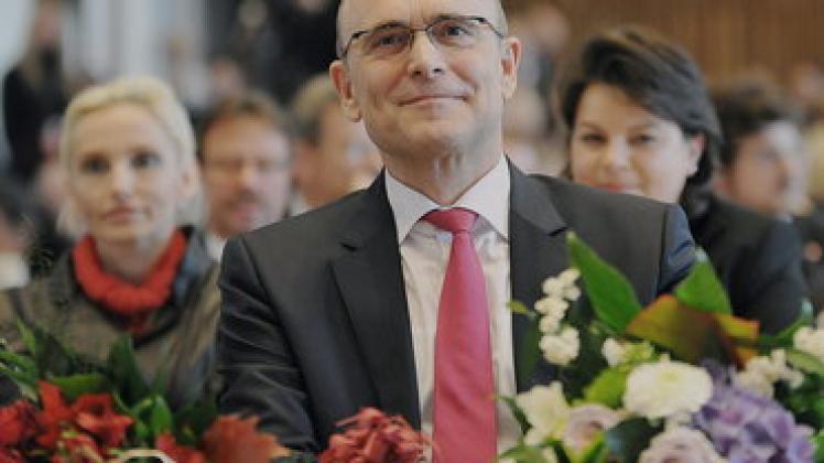 Ein strahlender Ministerpräsident nach der Wiederwahl im Schweriner Landtag.dapd