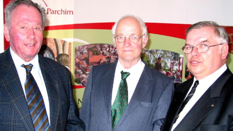Am 16. Mai 1990 wurden Werner Brockmüller (FDP), Eberhart Schultze und Lothar Scholz (beide CDU) - v.l.n.r.-in die Stadtvertretung, die damals noch Stadtverordnetenversammlung hieß, gewählt. Seitdem gehören sie ununterbrochen diesem Gremium an. Dafür gab es im Mai 2010 vom Bürgermeister eine Urkunde.ArchiV/Großmann