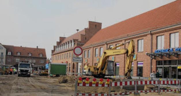 Die Breite Straße wird ab heute bis Anfang Dezember erneuert. Die Geschäfte sollen während der Bauphase über Behelfswege erreichbar bleiben. Die Breite Straße wird ab heute bis Anfang Dezember erneuert. Die Geschäfte sollen während der Bauphase über Behelfswege erreichbar bleiben.