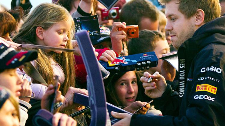 Ob jung oder alt: Alle  wollten ein Autogramm von ihrem Formel-1-Weltmeister Sebastian Vettel.  Frank Rumpenhorst, dpa