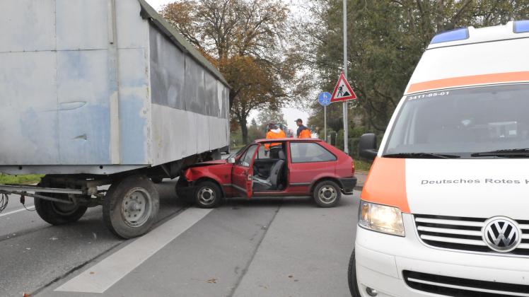 Die Fahrerin dieses Pkw wurde mit einem Schock ins Krankenhaus gebracht. Foto: mica