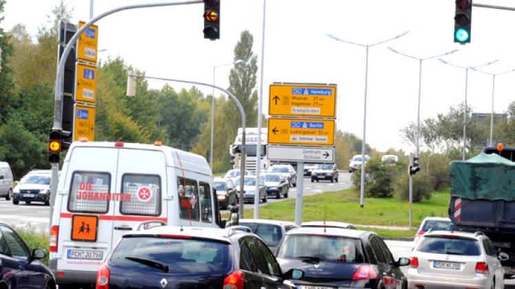 Vorsicht, hohe Unfallgefahr: An der Kreuzung Ludwigsluster Chaussee / Karl-Marx-Straße krachte es im vergangenen Jahr 29-mal. Reinhard Klawitter