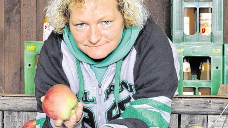 Hofleiterin Jeanette Keding freut sich trotz der großen Verluste  auf den  hauseigenen Apfelsaft. Katharina Roese