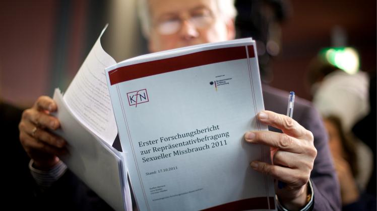 Ein Journalist liest am Dienstag (18.10.11) in Berlin in Bundesbildungsministerium vor einer Pressekonferenz zu ersten Erkenntnissen einer aktuellen Studie zum sexuellen Missbrauch von Kindern und Jugendlichen eine Studie mit dem Titel "Erster Forschungsbericht zur Repraesentativbefragung Sexueller Missbrauch 2011".