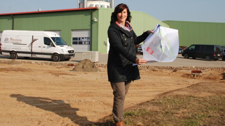 Hat einen Plan: Ivonne Derstappen vor ihrem Betrieb in Lützow, der in den kommenden Monaten um 80 Parkplätze und einen Hallenanbau erweitert wird.Hans Taken