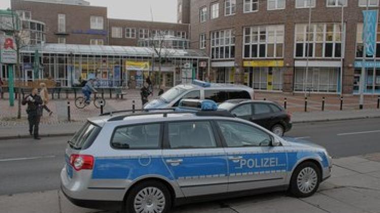 Kurz hintereinander raubt der Unbekannte zwei Männer am Klenow Tor aus und flüchtet dann zu Fuß.nonstopnews Kurz hintereinander raubt der Unbekannte zwei Männer am Klenow Tor aus und flüchtet dann zu Fuß.nonstopnews