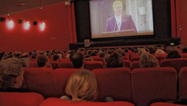 Per Live-Übertragung verfolgen mehr als 500 Zuschauer im Capitol-Kino die Rede des Bundespräsidenten in der Marienkirche.Josefine Rosse