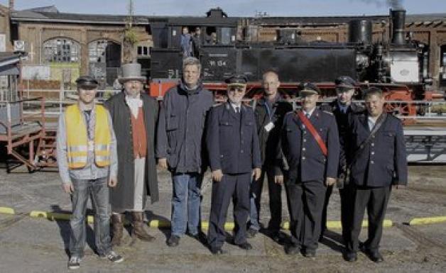  Gruppenbild anlässlich einer Premiere: Mitglieder des     hiesigen Lokschuppenvereins gemeinsam mit Stadtführer Jürgen Schmidt als Salomon Herz (2.v.l.) und Burkhard Bohn von den Dampflokfreunden Salzwedel (3.v.l.)   vor der 91  134, die als erste Dampflokomotive auf der restaurierten Drehscheibe offiziell gewendet wird. Lars reinhold (4)