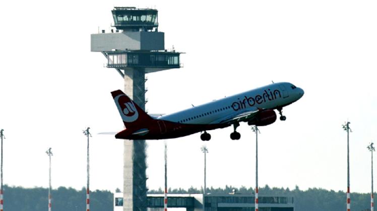 Ein Passagierflugzeug der Fluggesellschaft Air Berlin startet vom Flughafen im brandenburgischen Schönefeld. Foto: dpa