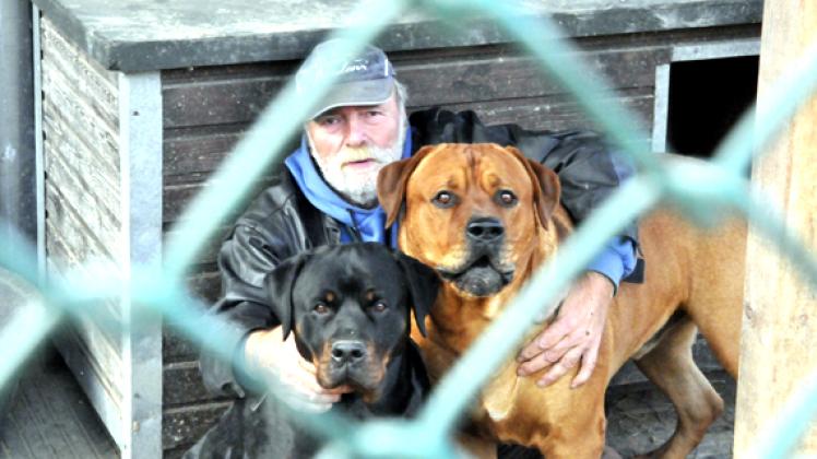 In einem Tierheimzwinger hat sich Oswin Schmitz eingesperrt. Er will bei seinen Hunden sein und fordert von Behörden zügige Entscheidungen. Michael Schmidt