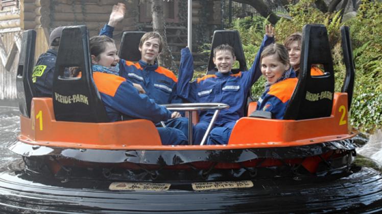 Einen Heidenspaß hatte der Sternberger Feuerwehrnachwuchs im Heidepark. Das Wochenendprogramm bot viel Abwechslung mit dem erfolgreichen Weltrekordversuch als Höhepunkt. oliver borat