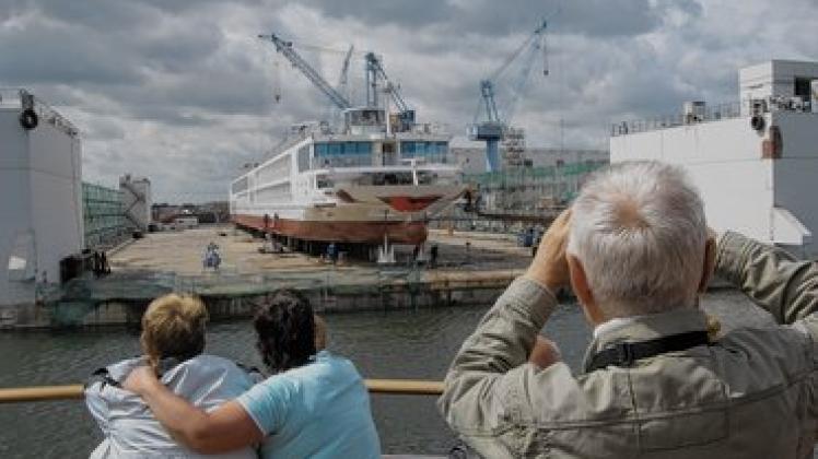 Bei einer Hafenrundfahrt im  Blickfeld:  das Neptun-Dock  mit dem 2009 gebauten Flusskreuzer "Arosa Aqua" Reiner Frank