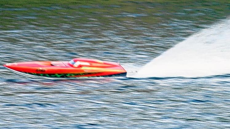 Mit über 100 Kilometer pro Stunden sind die Modellboote über den Ploggensee gefahren.