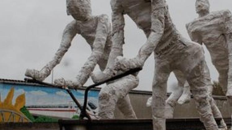 Gymnasiasten haben in  ihrer Projektwoche diese Skulpturen von Gleisbauarbeitern geschaffen. Die Plastiken stehen beim Stellwerk an der Bahnstraße.  Barbara Haak