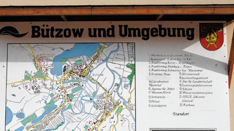 Kein Aushängeschild für Bützow: Der marode Stadtplan am Markt. Gert Steinhagen
