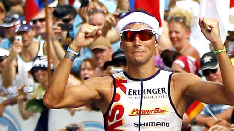 Vor Jahresfrist: Andreas Raelert beim Zieleinlauf als Zweiter beim Hawaii-Ironman.  BRUCE OMORI, dpa