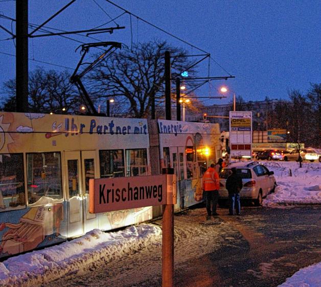 Am Braesigplatz schob im Februar eine Straßenbahn ein Auto in den Schnee.
