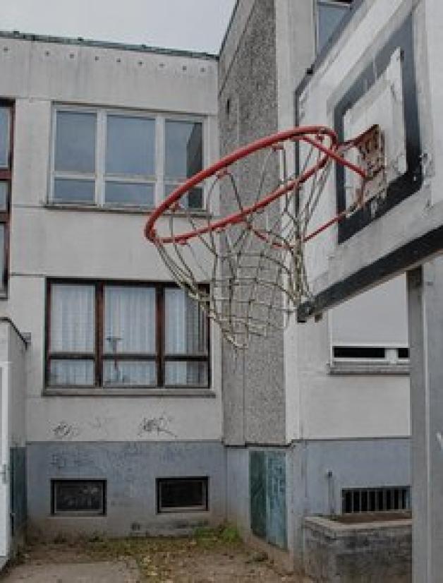 Tristesse auf dem Schulhof - Von den Sport- und Spielgeräten ist der Lack ab. Tristesse auf dem Schulhof - Von den Sport- und Spielgeräten ist der Lack ab.
