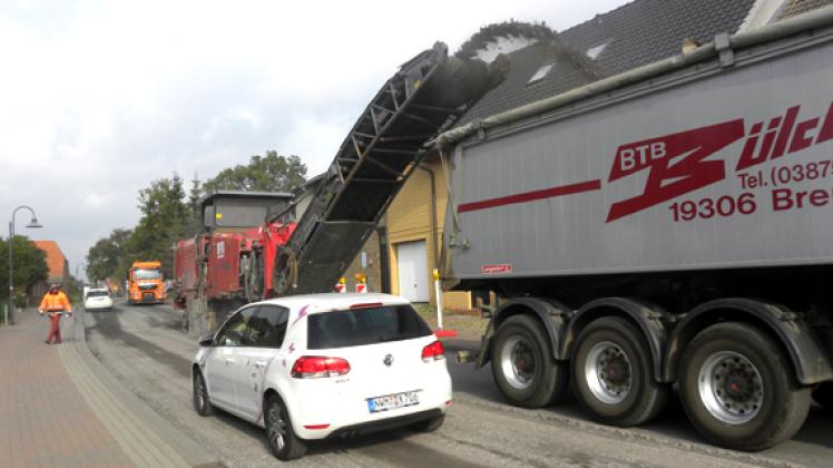 Im Baustellenbereich wird es eng: Während der Asphalt abgefräst wird, rollen die Fahrzeuge vorbei. Roswitha Spöhr