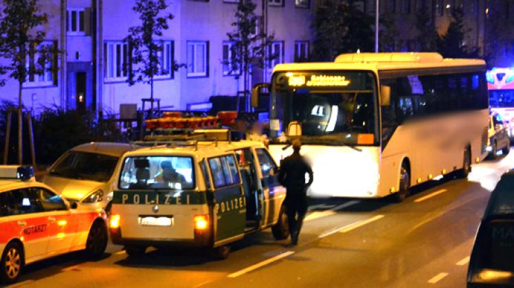 Mit Blaulicht können die Rostocker Beamten den  Bus stoppen.  Zuvor alarmierten die Insassen  die Polizei. André Axmann