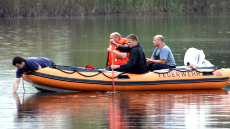 Mit Stangen suchten Einsatzkräfte nach der vermissten Person im Wasser.Torsten Gottschalk