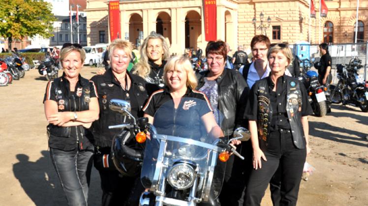 Ramona Brockmann  mit ihrer Harley Sportster umringt von anderen Frauen aus dem Free-Harley-Mecklenburg-Chapter