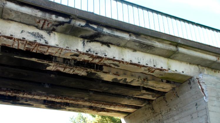 Mürbe und gammlig: Von hier fielen bereits Betonbrocken auf die Bahnschienen.felix alex