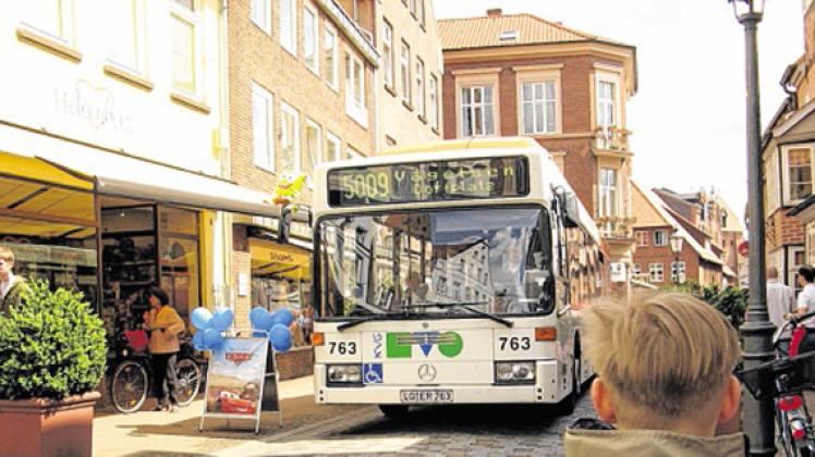 Alltag in Lüneburg: Busse fahren auch in anderen Städten problemlos durch Fußgängerzonen, wie in Schwerin auf dem Marienplatz.