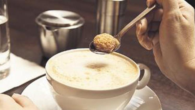 Ohne Kaffee geht es nicht: Drei von vier Deutschen greifen täglich zu dem belebenden Heißgetränk. djd