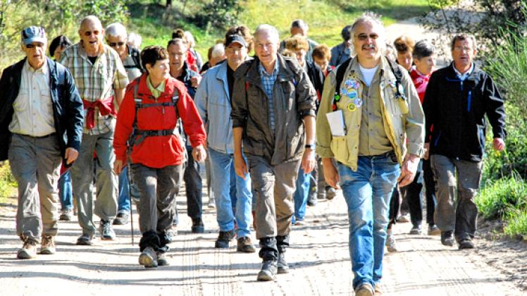 Eckart Krüger (vorn) führte die Gruppe, die um den Gardener See wanderte. Foto: Hans-Jürgen Kowalzik