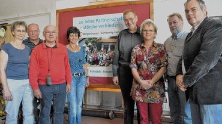 Kennen sich seit 20 Jahren: Brigitte und Ulrich Blum, Wilhelm Andresen (Bergenhusen), Anette Tolle, Jürgen Herper, Renate Kämmerling und Hans Christian Langner (Bergenhusen) sowie Gerald Neu (v. l. ).Birgit Hamann