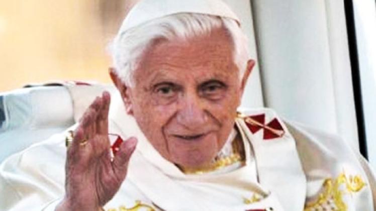Benedikt XVI grüßt die Gläubigen in Erfurt.