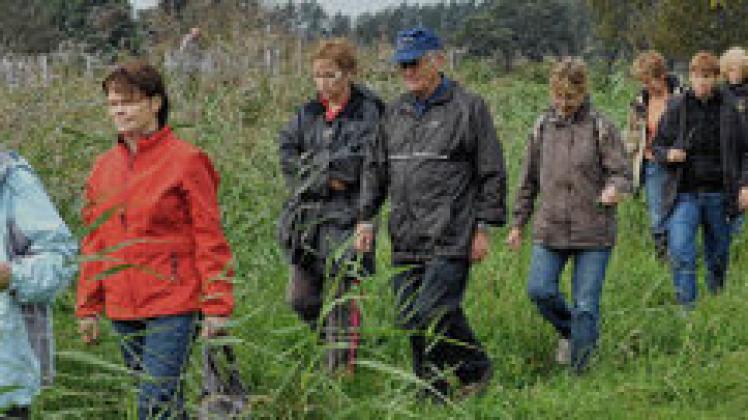 Die Wildkräuter-Wanderung in Weberin begann im Garten von Ursula Schönfeld und führte dann auch durch die freie Natur. rüdiger rump