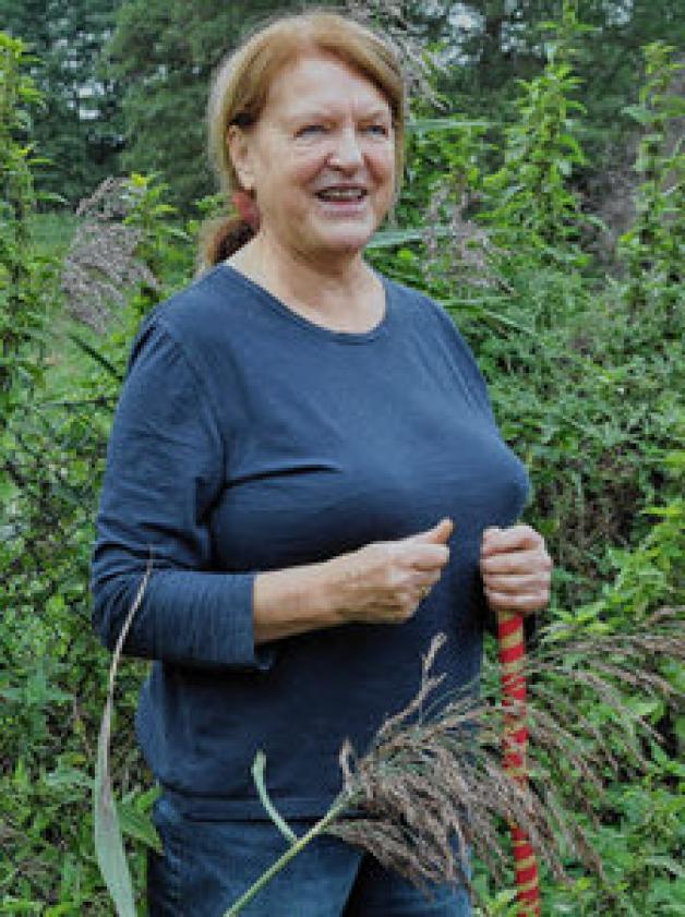Fachkundig und unterhaltsam erklärt Ursula Schönfeld, was die Natur kostenlos bietet. 