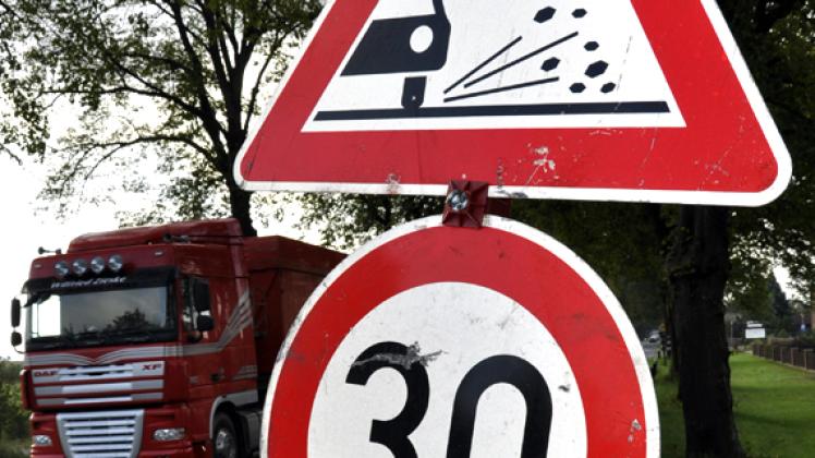 Für viele Fahrer ein rotes Tuch: Der Rollsplitt erschwert das Bremsen, die Geschwindigkeit ist auf 30 Kilometer in der Stunde beschränkt. Foto: Benjamin Piel Für viele Fahrer ein rotes Tuch: Der Rollsplitt erschwert das Bremsen, die Geschwindigkeit ist auf 30 Kilometer in der Stunde beschränkt. Foto: Benjamin Piel