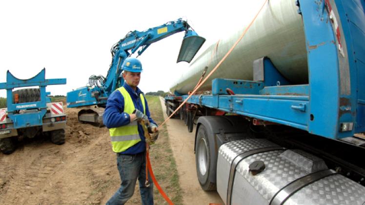 Fleißarbeit: Im Stundentakt werden die Riesen-Gasrohre nach Barförde an die Elbe transportiert. 