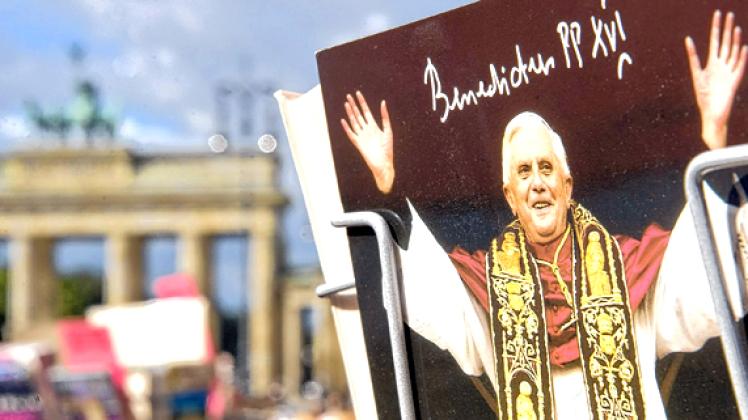Noch symbolisch, bald leibhaftig: Papst Benedikt grüßt vor dem Brandenburger Tor von einer Postkarte.Sebastian Kahnert / dpa