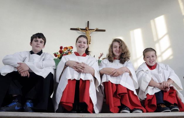 Die Messdiener Jonas Kruszona, Jenny Abramowski, Hannah Buchholz und Adrian Weber (v.l.) aus Hagenow fahren zum Papst in die Bundeshauptstadt Berlin.dapd Die Messdiener Jonas Kruszona, Jenny Abramowski, Hannah Buchholz und Adrian Weber (v.l.) aus Hagenow fahren zum Papst in die Bundeshauptstadt Berlin.dapd