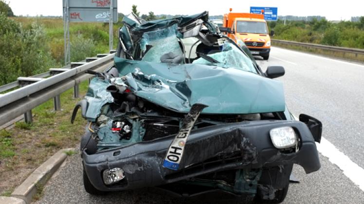 Ein Schaden von mindestens 10 000 Euro entstand bei diesem Unfall auf der A20 bei Wismar. Karl-Ernst Schmidt