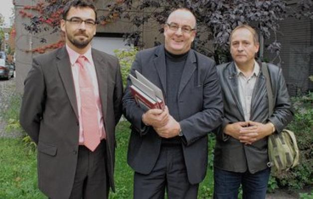Architekt Günther Jelonnek (Mitte) freut sich mit den beauftragten Firmeninhabern Norman Lehmann (links) und Udo Gernke. Rainer Dyk Architekt Günther Jelonnek (Mitte) freut sich mit den beauftragten Firmeninhabern Norman Lehmann (links) und Udo Gernke. Rainer Dyk
