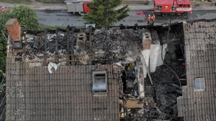 Am  8. Juni brennt ein Mehrfamilienhaus  in Plauerhagen, das dem Busunternehmer gehört.