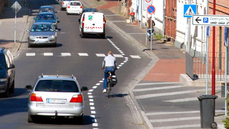 Der erste Angebotsstreifen in der Kreisstadt (zwischen Fahrbahn und Fußweg) wird bislang nur von wenigen Radfahrern wirklich genutzt.Wolfried Pätzold