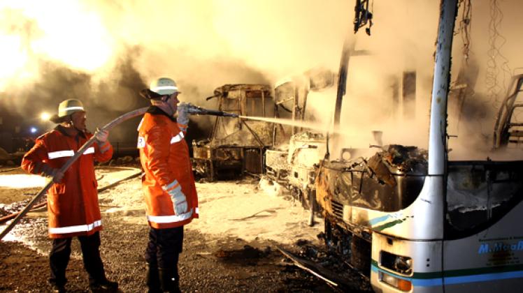 Beim jüngsten Brand in Plauerhagen gingen vier Busse in Flammen auf.bölsche