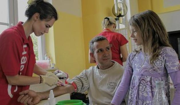 Abgezapft: Dr. Christina Port nimmt Christian Stapelfeldt Blut ab. Seine Tochter Celina hält ihm die Hand.  