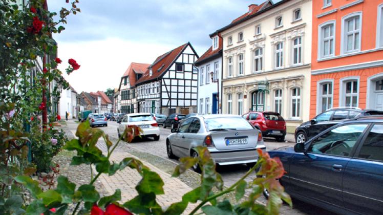 Im kommenden Jahr soll die Rosenstraße teilweise eine Asphaltdecke bekommen, was einigen Anwohnern nicht gefällt.Pätzold