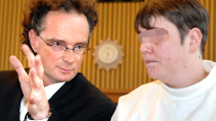 Mandy N., die Mutter,  mit  Rechtsanwalt Matthias Macht im Prozess gegen sie. Archiv