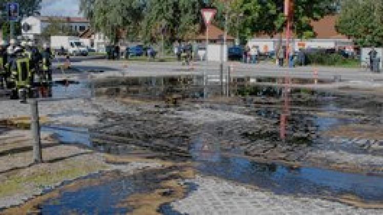 Der Rapsölsee auf dem Parkplatz St. Pauli musste nach ersten Sicherungsmaßnahmen der Feuerwehr abgepumpt werden.uwe köhnke