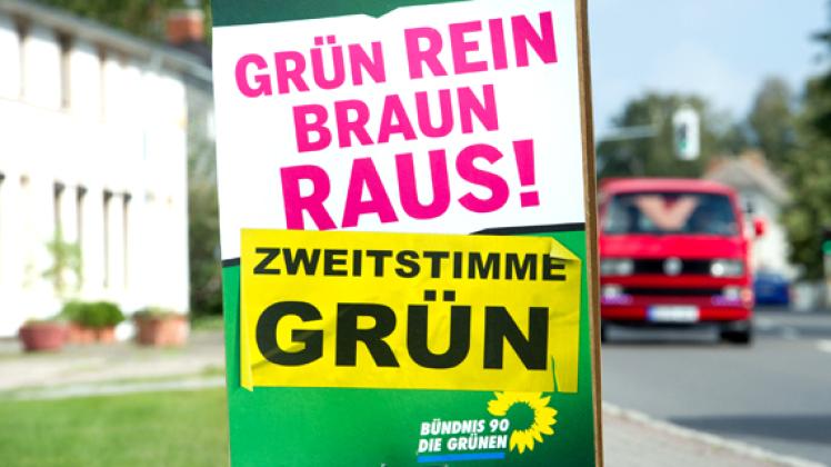 Ein Wahlplakat von Bündnis 90/Die Grünen  an einer Straßenlaterne in Rambin. dpa