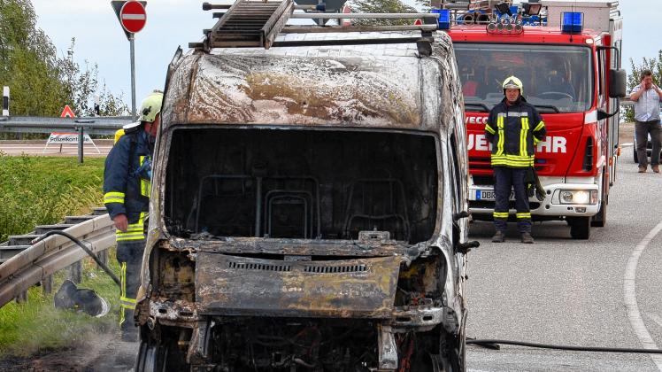 Der Transporter ist ein Wrack: In letzter Minute konnte der Fahrer zwei Gasflaschen vor den Flammen in Sicherheit bringen. Foto: André Axmann